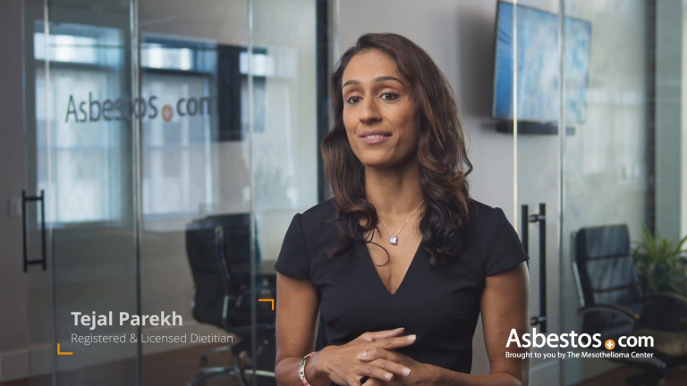 Oncology Dietitian Discussing the Benefits of a Mesothelioma Nutrition Guide